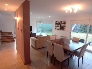 Foto 2 de VENTA CON PERMUTA CASA 3 AMB.BOSQUE.PRAMOS #324