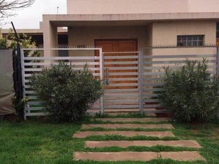 Foto 1 de Casa 3 D, patio, garage y quincho, Las Acacias