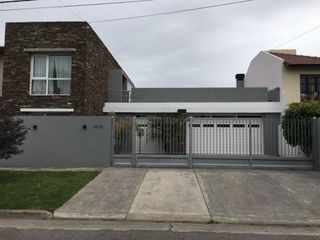 Foto 1 de Casa 4 ambientes con gran parque y pileta. Parque Luro.