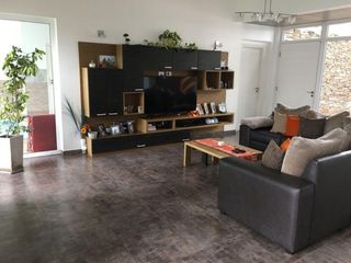 Foto 4 de Casa 4 ambientes con gran parque y pileta. Parque Luro.