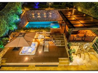Venta en el poblado, hermosa casa con piscina privada en Medellín