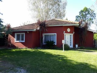 Foto 1 de SE VENDE CHALET 3 AMB. EN B° CERRADO- ING. MASCHWITZ