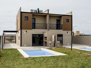 Casa en venta en Roldán 2 dormitorios c/ patio, pileta y parrillero