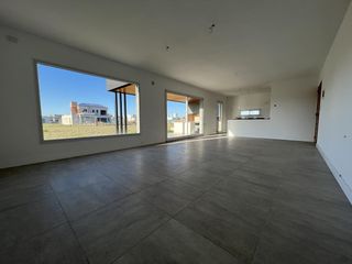 CASA EN VENTA  DE DOS DORMITORIOS CON COCHERA- DON MATEO - A ESTRENAR