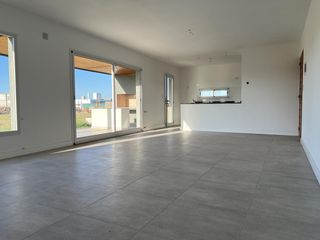 CASA EN VENTA  DE DOS DORMITORIOS CON COCHERA- DON MATEO - A ESTRENAR