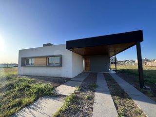 CASA EN VENTA  DE DOS DORMITORIOS CON COCHERA- DON MATEO - A ESTRENAR