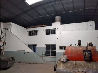 Foto 11 de Extraordinario galpón con salida a dos calles. Zona industrial.