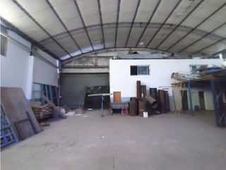 Foto 18 de Extraordinario galpón con salida a dos calles. Zona industrial.
