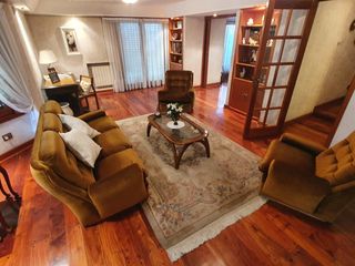 Foto 1 de Venta - Chalet seis ambientes con parque y quincho - Brandsen 4000 - Villa Primera