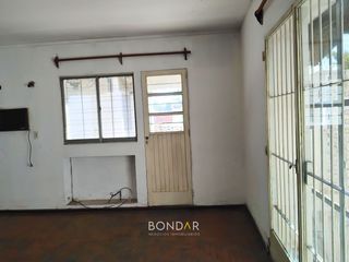 GRAN DEPTO EN VENTA - Microcentro. A reciclar. 3 Dorm. 2 Baños. Terraza