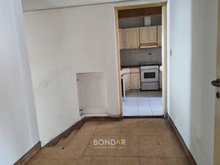 GRAN DEPTO EN VENTA - Microcentro. A reciclar. 3 Dorm. 2 Baños. Terraza