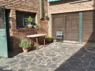 Casa en venta de 5 ambientes con cochera -  fondo con quincho y parrilla  - Floresta