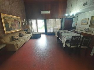 Casa en venta de 5 ambientes con cochera -  fondo con quincho y parrilla  - Floresta