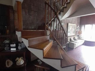 Casa en venta de 5 ambientes con cochera -  fondo con quincho y parrilla  - Floresta