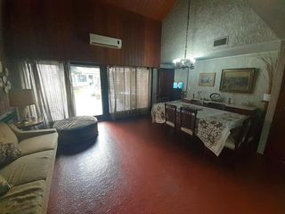 Casa en venta de 5 ambientes con cochera -  fondo con quincho y parrilla  - Floresta