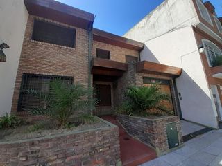 Casa en venta de 5 ambientes con cochera -  fondo con quincho y parrilla  - Floresta