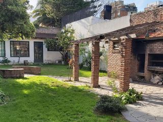 Casa en venta de 5 ambientes con cochera -  fondo con quincho y parrilla  - Floresta