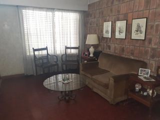 Casa en venta de 5 ambientes con cochera -  fondo con quincho y parrilla  - Floresta