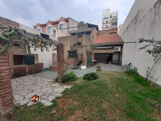 Casa en venta de 5 ambientes con cochera -  fondo con quincho y parrilla  - Floresta