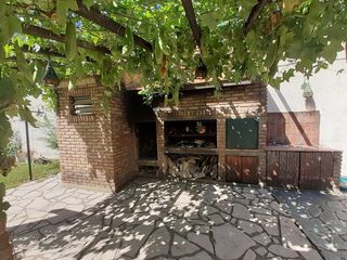 Casa en venta de 5 ambientes con cochera -  fondo con quincho y parrilla  - Floresta