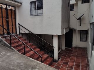 Casa rentera con locales comerciales en venta - Sector San Carlos