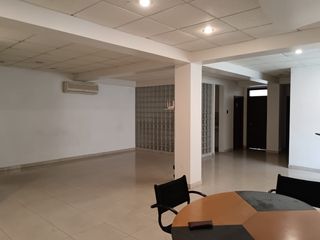 Foto 2 de Oficina de venta en Urdesa Central, 3 divisiones, 140 m2, ave principal.