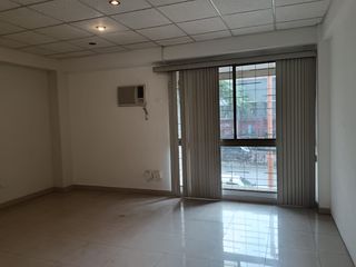 Foto 19 de Oficina de venta en Urdesa Central, 3 divisiones, 140 m2, ave principal.