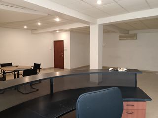 Foto 10 de Oficina de venta en Urdesa Central, 3 divisiones, 140 m2, ave principal.