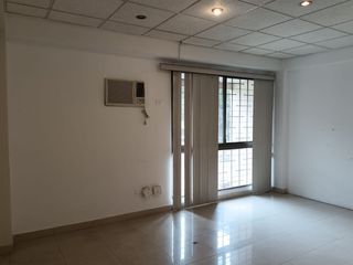 Foto 16 de Oficina de venta en Urdesa Central, 3 divisiones, 140 m2, ave principal.