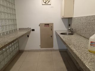 Foto 15 de Oficina de venta en Urdesa Central, 3 divisiones, 140 m2, ave principal.