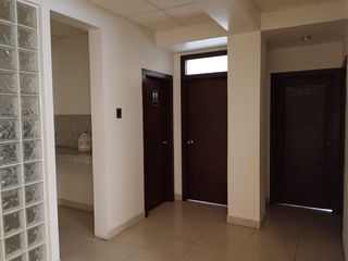 Foto 13 de Oficina de venta en Urdesa Central, 3 divisiones, 140 m2, ave principal.