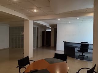 Foto 1 de Oficina de venta en Urdesa Central, 3 divisiones, 140 m2, ave principal.
