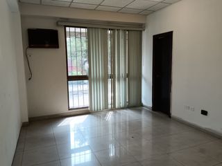 Foto 27 de Oficina de venta en Urdesa Central, 3 divisiones, 140 m2, ave principal.