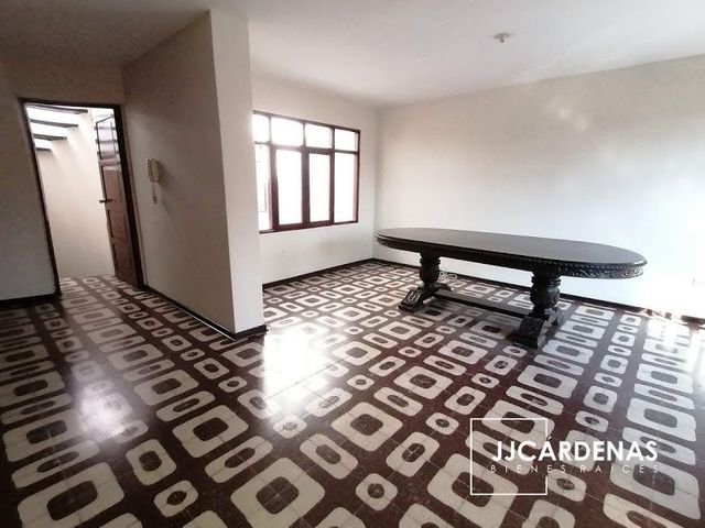 EN VENTA CASA DE 2 PISOS, AV MANSICHE