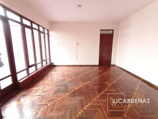 EN VENTA CASA DE 2 PISOS, AV MANSICHE