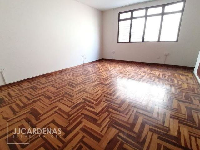 EN VENTA CASA DE 2 PISOS, AV MANSICHE