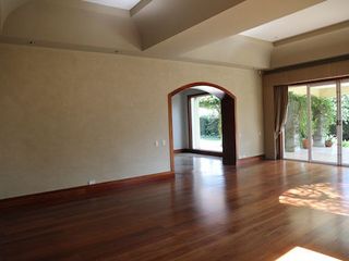 RENTA CASA DE LUJO EN URBANIZACION PRIVADA 4 DORMITORIOS PRINCIPALES + 1500 METROS DE TERRENO