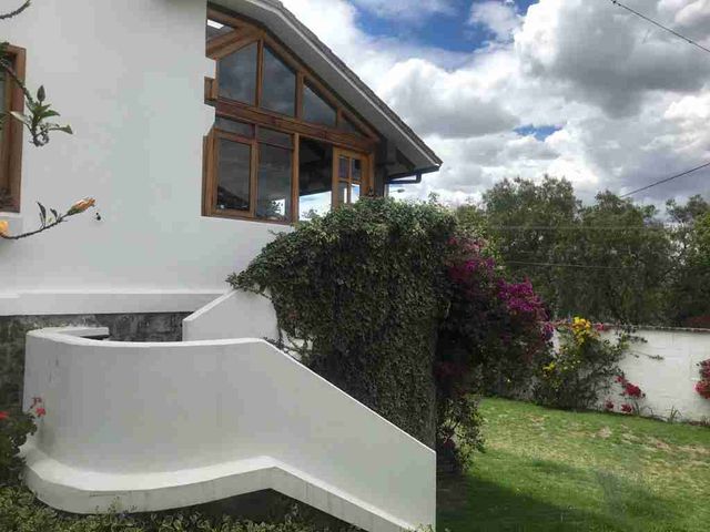 CASA DE RENTA EN CUMBAYA, SECTOR COLEGIO MENOR