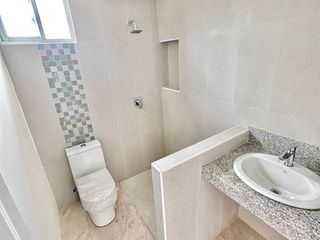 Foto 18 de Venta de Casa por Estrenar en la Urb. Casa Laguna, etapa Paradisa cerca del C.C Riocentro El Dorado.