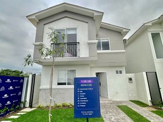 Foto 1 de Venta de Casa por Estrenar en la Urb. Casa Laguna, etapa Paradisa cerca del C.C Riocentro El Dorado.