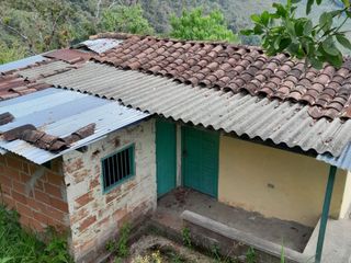 Te vendo esta casa finca bien barata en Barbosa Antioquia.