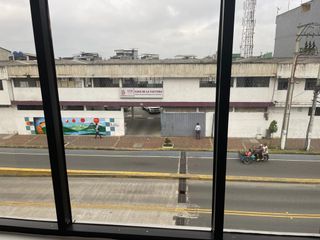 rento oficina frente a la av. Quito de 90 m2 segundo piso