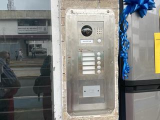 Foto 2 de rento oficina frente a la av. Quito de 90 m2 segundo piso