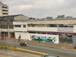 rento oficina frente a la av. Quito de 90 m2 segundo piso