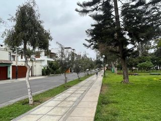 Venta de Casa - Terreno frente a parque en La Aurora - Miraflores