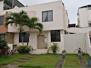 Foto 1 de Casa de Venta en urbanización de manta Manabí