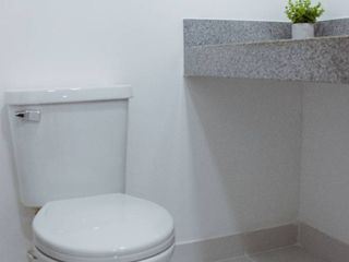 PRECIO OCASIÓN!!! VENTA DE HERMOSO DEPARTAMENTO + ESTACIONAMIENTO EN CONDOMINIO PARQUES DE LA HUACA