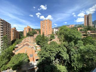 Apartamento espacioso y central en El Poblado-Medellín con servicios públicos y administración incluida. 3 habitaciones, 2 estudios, cocina equipada con cuarto de lavado, sala comedor y balcón