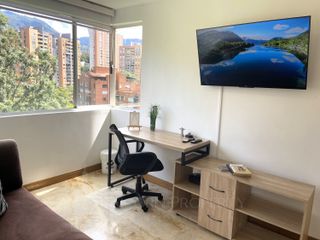 Apartamento espacioso y central en El Poblado-Medellín con servicios públicos y administración incluida. 3 habitaciones, 2 estudios, cocina equipada con cuarto de lavado, sala comedor y balcón