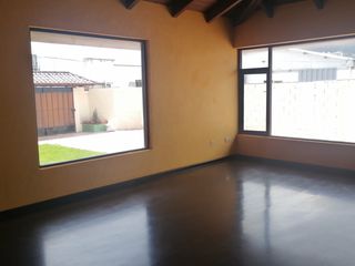 Casa en Alquiler de 2 plantas para vivienda u oficina, 280 metros, La Luz, Galo Plaza, Norte de Quito